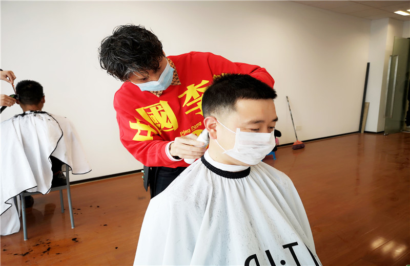 2020年2月21日，由于受疫情影響中天八建特與專業(yè)造型公司聯(lián)系，出資聘請三名優(yōu)秀的“Tony”老師上門為員工免費理發(fā)，暖心之舉得到了員工的贊譽。