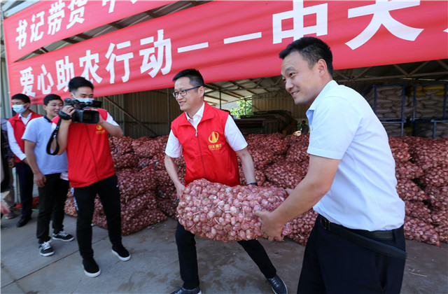 十噸！中天九建愛心助農(nóng)，直采滯銷大蒜！