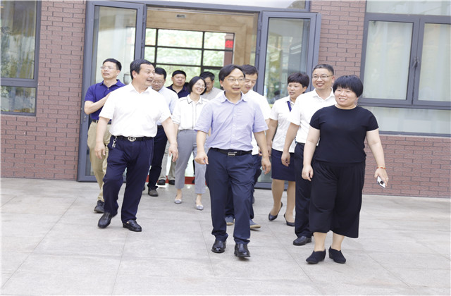 金華市教育局局長(zhǎng)樓偉民來(lái)到中天國(guó)際學(xué)校走訪(fǎng)調(diào)研