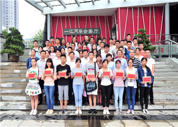 8年，800多名學(xué)生，800多個(gè)夢(mèng)想，中天陜西助學(xué)圓你求學(xué)夢(mèng)！