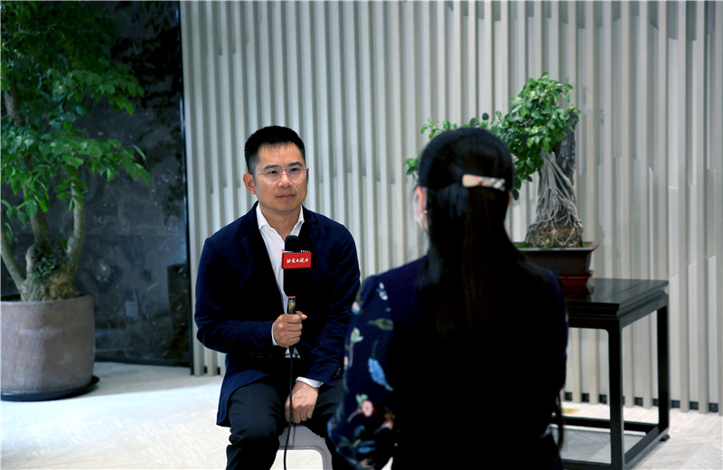 2020年5月6日，北京電視臺就“疫情當前，建筑行業(yè)如何做好復工復產(chǎn)工作”，到中天北京集團實地走訪，中天北京集團總裁張向洪作為朝陽區(qū)人大代表接受訪問。
