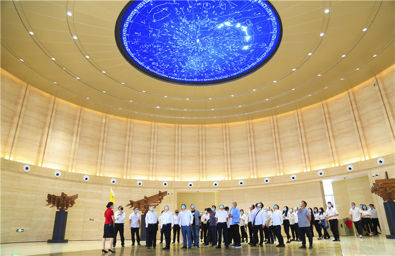 2020中秋來臨之際，中天六建機(jī)關(guān)150余名員工參觀學(xué)習(xí)中國建筑科技館，共同探索建筑之美。