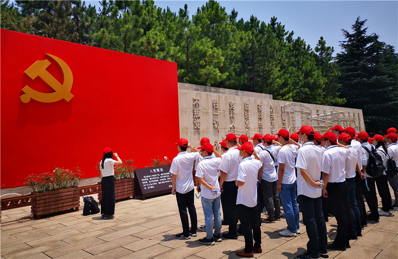 2020年6月30日，中天三建黨支部組織上海區(qū)域、蘇南分公司全體黨員及部分流動黨員、預備黨員、入黨積極分子等40余人赴嘉興南湖開展“七一”主題黨建活動。