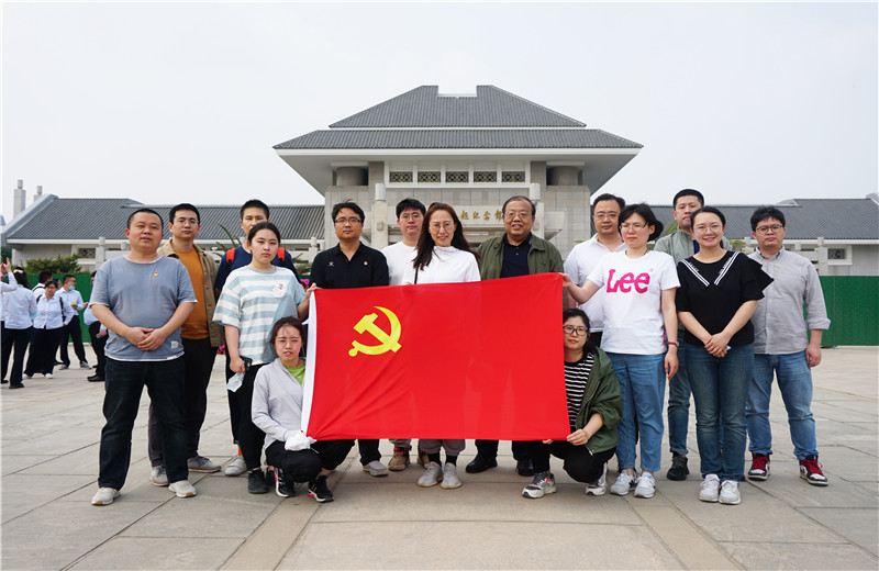 2021年5月20日下午，天怡設(shè)計(jì)開(kāi)展“迎接建黨百年華誕”主題活動(dòng)，組織企業(yè)黨員參觀周恩來(lái)鄧穎超紀(jì)念館。