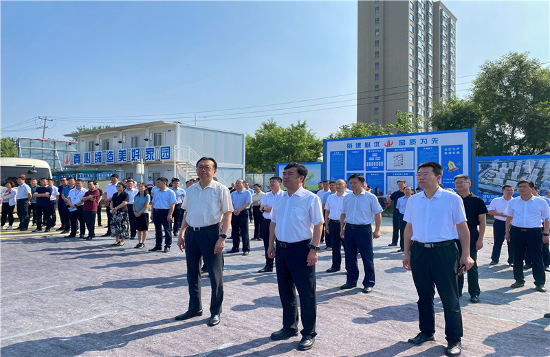 2022年7月24日，青島市委常委、膠州市委書記張新竹一行蒞臨中天建設集團膠東分公司綠城鳳起潮鳴A區(qū)項目工地，對項目現(xiàn)場進行實地觀摩。