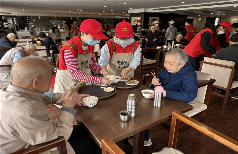 2023年4月12日，控股集團(tuán)志愿者走進(jìn)杭州市上城區(qū)雨花敬老院開展公益志愿服務(wù)。