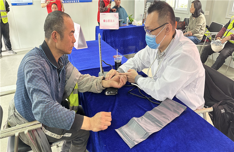 五一前夕，天津公司組織開展為項(xiàng)目一線職工提供愛心剪發(fā)、愛心義診、愛心贈飲、愛心咨詢、愛心加餐服務(wù)，給工友們送去了勞動節(jié)的問候。