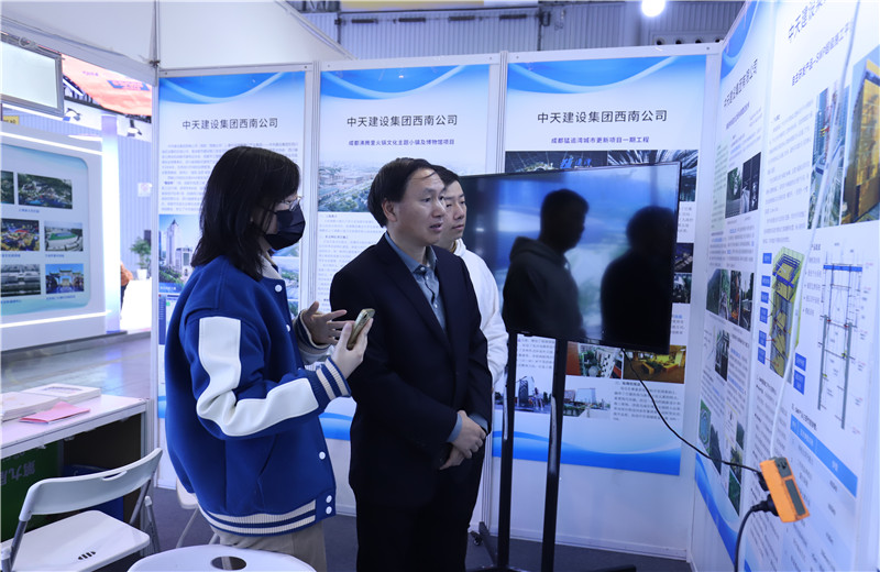 2023年11月16日至18日第三屆川渝住房城鄉(xiāng)建設(shè)博覽會(huì)在成都召開，西南公司攜集團(tuán)SWP自主研發(fā)鋼平臺(tái)提升技術(shù)、鋼結(jié)構(gòu)棧道全過程關(guān)鍵建造技術(shù)參加會(huì)議。