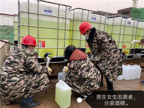 從山東采購拉到松滋市分裝，并發(fā)往全市醫(yī)院的醫(yī)用酒精.jpg